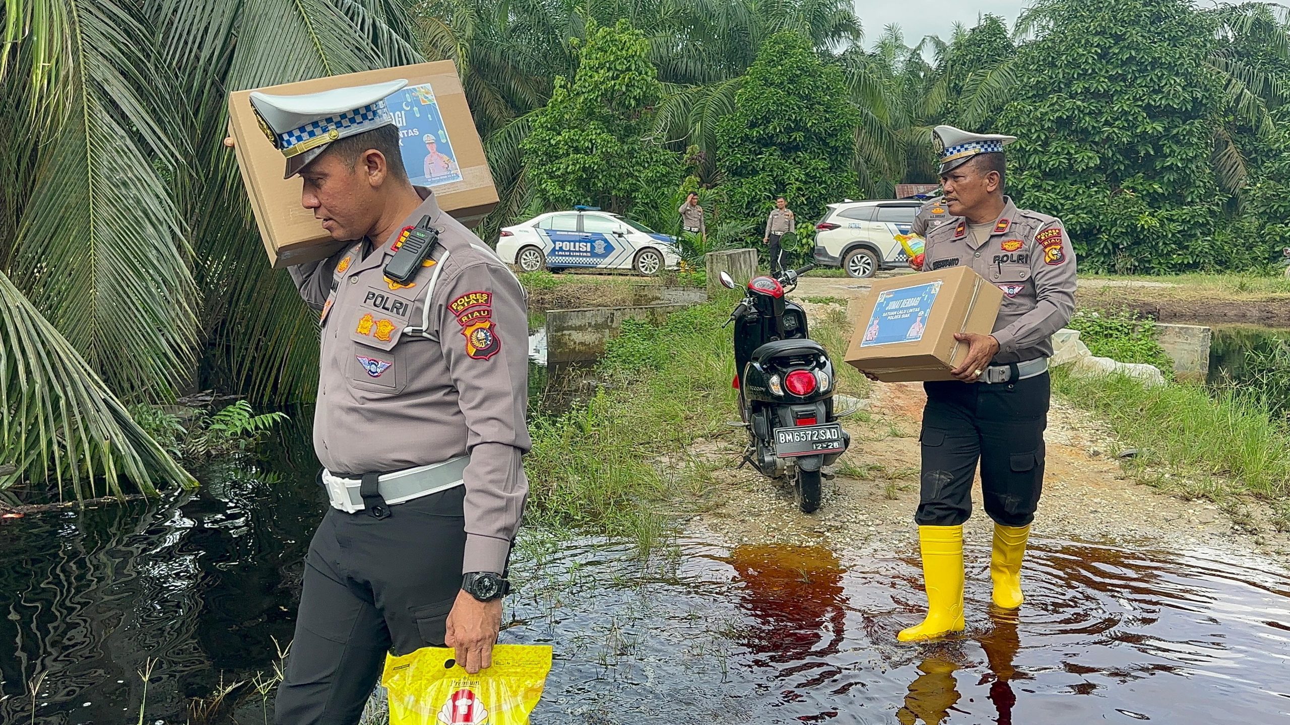 *Sat Lantas Polres Siak Sigap Berikan Bantuan kepada Korban Banjir di Kecamatan Mempura* Siak, 17 Januari 2025 – Bencana banjir yang melanda Desa Benteng Hilir, Kecamatan Mempura, Kabupaten Siak, mengundang perhatian dari pihak kepolisian. Pada hari Jumat, 17 Januari 2025, pukul 10.00 WIB, Sat Lantas Polres Siak bergerak cepat memberikan bantuan kepada dua keluarga yang terisolasi akibat banjir. Kapolres Siak, AKBP Eka Ariandy Putra, SH, SIK, M.Si, yang dikonfirmasi melalui Kasat Lantas Polres Siak, AKP Kaliman Siregar, mengungkapkan bahwa "kedua keluarga tersebut terjebak di rumah mereka karena genangan air yang cukup tinggi, sehingga tidak dapat menerima pasokan sembako." Untuk menanggulangi situasi ini, Kasat Lantas AKP Kaliman Siregar bersama stafnya menggunakan perahu untuk menyambangi rumah kedua keluarga tersebut. Dengan sigap, mereka memberikan bantuan sembako kepada warga yang terisolasi tersebut. Kedua keluarga yang menerima bantuan adalah Bpk. Sahrul, 36 tahun, laki-laki dan Bpk. Suhatin, 40 tahun, laki-laki, keduanya merupakan warga Desa Benteng Hilir Kec. Mempura, Kab. Siak. Kedua Kepala keluarga tersebut mengungkapkan rasa syukur dan terima kasih atas kepedulian dan bantuan yang diberikan oleh Polres Siak. "Keberadaan aparat kepolisian yang turun langsung kelapangan ini memberikan harapan dan meringankan beban warga yang terdampak bencana," ungkap kedua kepala keluarga tersebut. "Semoga bantuan yang diberikan oleh Sat Lantas Polres Siak ini menjadi bukti nyata solidaritas dan kepedulian pihak kepolisian terhadap masyarakat yang tengah menghadapi kesulitan akibat bencana alam," Tutup Kasat Lantas Polres Siak.