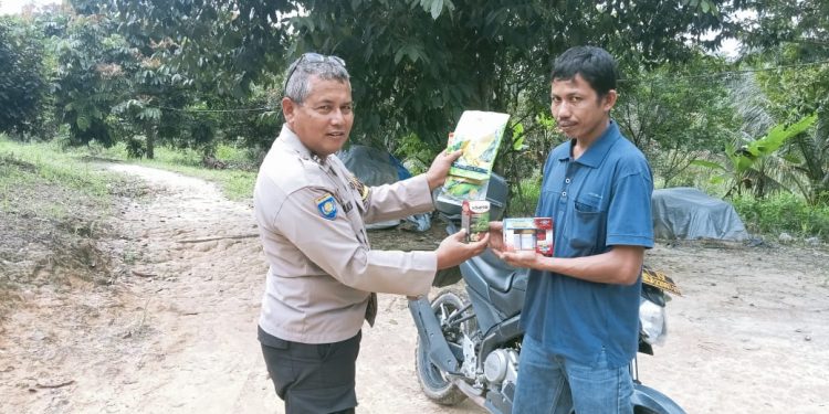 Bhabinkamtibmas Kp. Tualang Timur Serahkan Bibit Cabai Merah Dan Obat Insektisida Kepada Petani Dukung Program Ketahanan Pangan