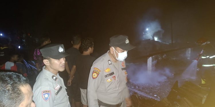 Kapolsek Siak Pimpin Evakuasi Dan Bantu Padamkan Kebakaran Hebat Yang Melanda 4 Rumah Warga Mempura
