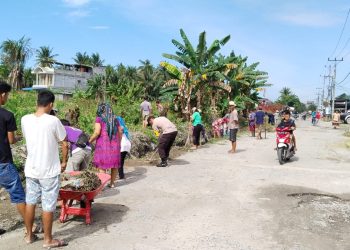 Wujud Kebersamaan, Bhabinkamtibmas Polsek Kandis Gotong Royong Bersama Warga