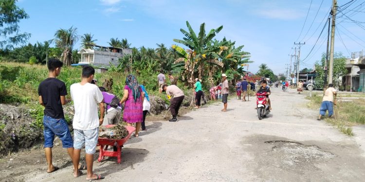 Wujud Kebersamaan, Bhabinkamtibmas Polsek Kandis Gotong Royong Bersama Warga
