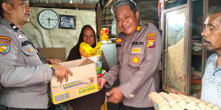 Polri Peduli Masyarakat, Bhabinkamtibmas Berikan Sembako Kepada Warga Kurang Mampu