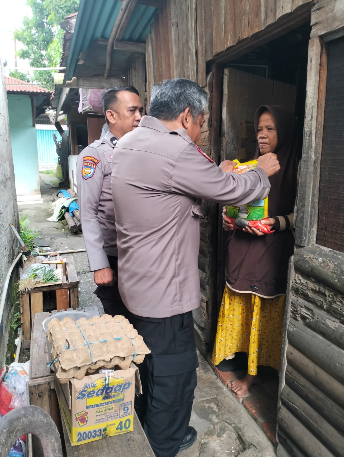 Polri Peduli Masyarakat, Bhabinkamtibmas Berikan Sembako Kepada Warga Kurang Mampu