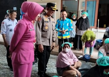 Kapolres Siak Dan Ketua Bhayangkari Cabang Siak Tinjau Program Makan Bergizi Gratis Di Kecamatan Tualang, Dukung Program Pemerintah