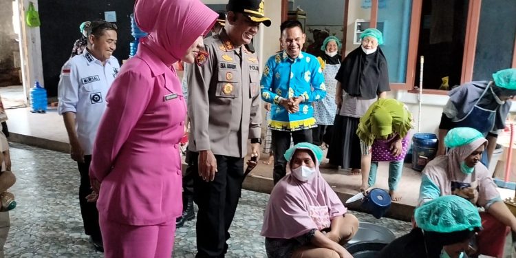 Kapolres Siak Dan Ketua Bhayangkari Cabang Siak Tinjau Program Makan Bergizi Gratis Di Kecamatan Tualang, Dukung Program Pemerintah