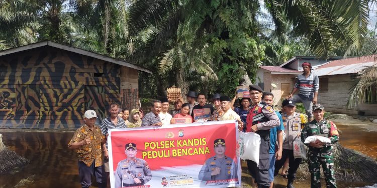 Polsek Kandis Gelar Kegiatan Peduli Bencana Banjir Di Kampung Pencing Bekulo