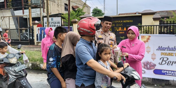 Senyum Berkah Di Bulan Ramadhan, Kapolsek Tualang Bersama Ketua Bhayangkari Ranting Tulang Berikan 200 Cup Takjil