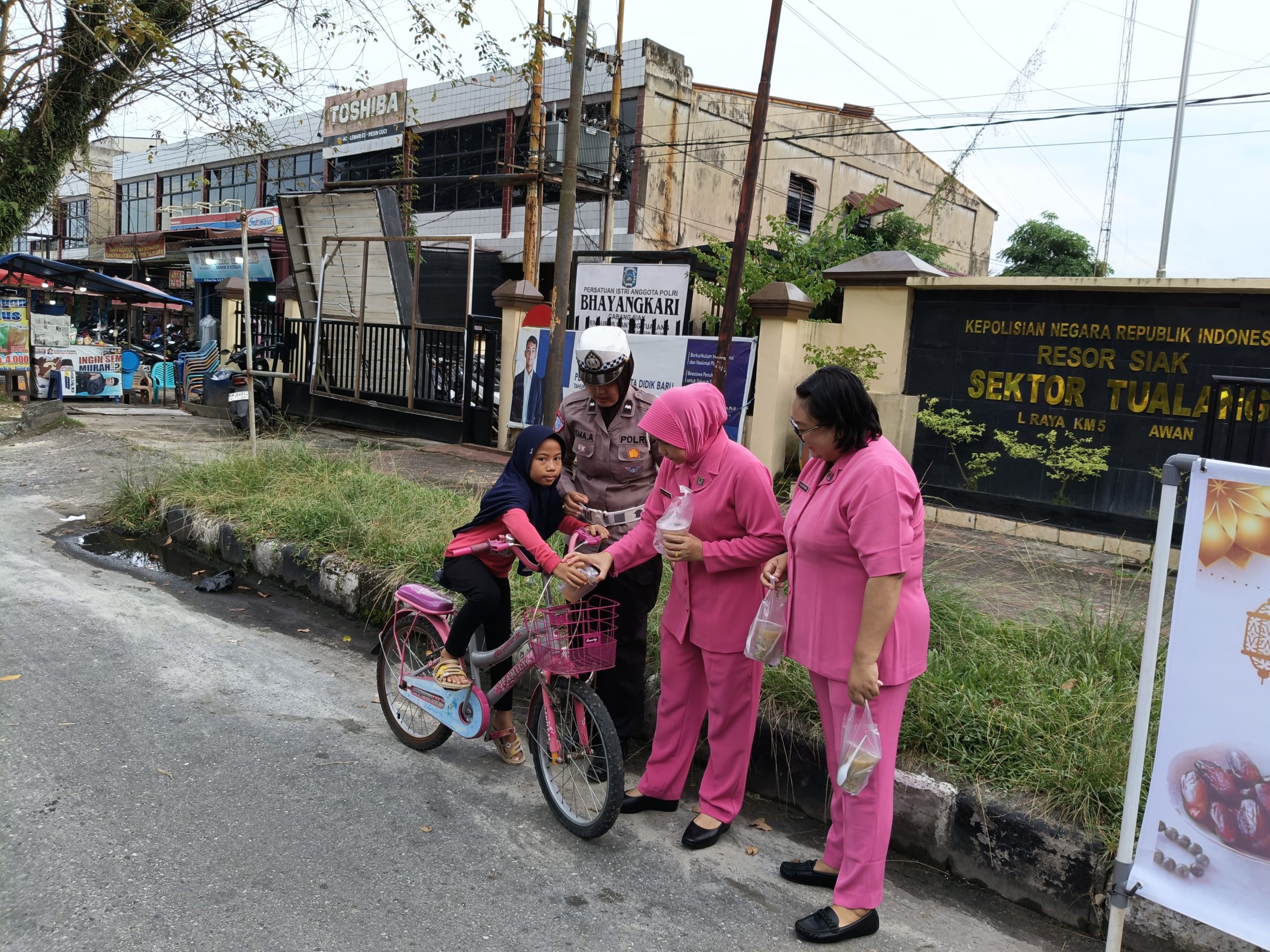 Senyum Berkah di Bulan Ramadhan, Kapolsek Tualang Bersama Ketua Bhayangkari Ranting Tulang Berikan 200 Cup Takjil