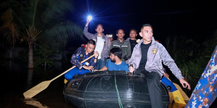 Cegah Tindak Kejahatan, KombesPol Asep Darmawan Pimpin Langsung Patroli Ke Wilayah Banjir Hingga Dini Hari