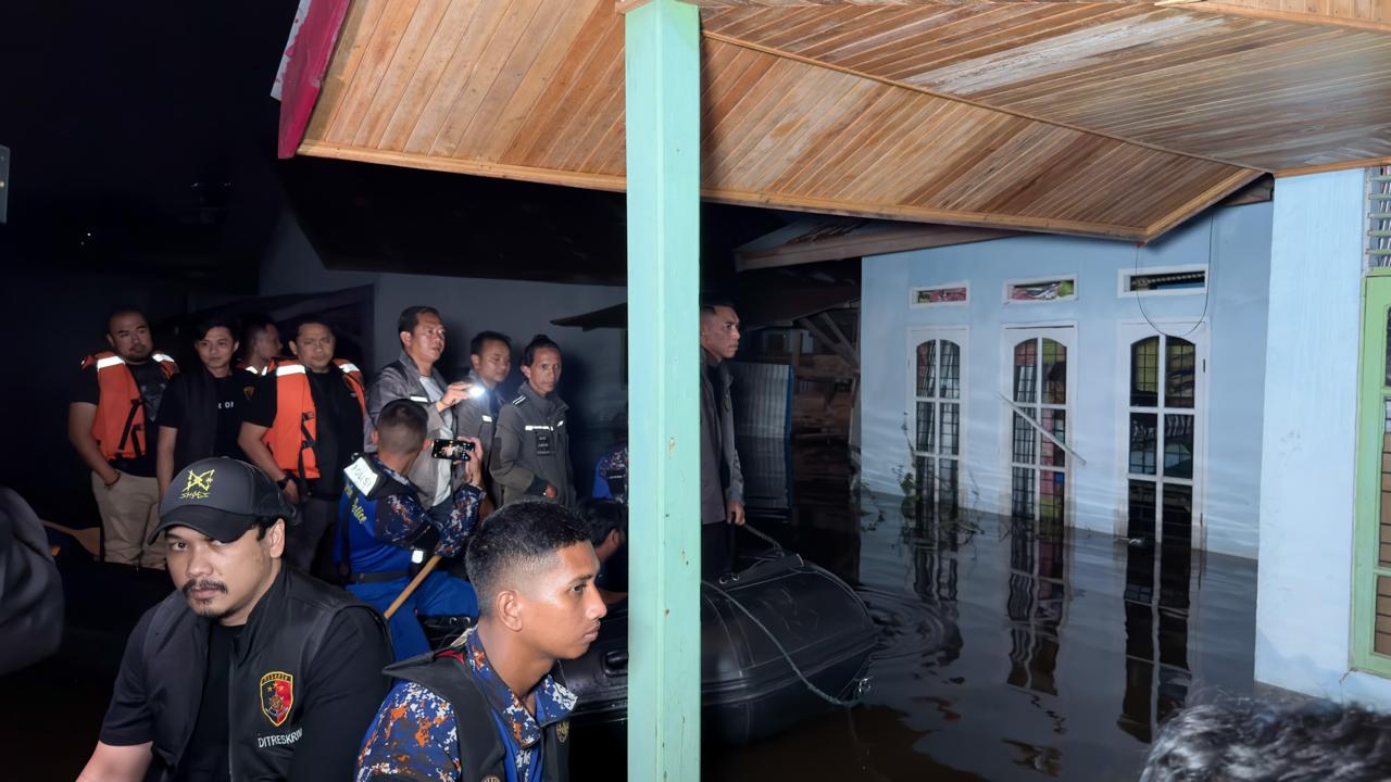 Cegah Tindak Kejahatan, KombesPol Asep Darmawan Pimpin Langsung Patroli Ke Wilayah Banjir Hingga Dini Hari