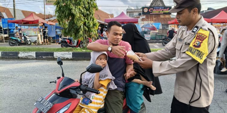 Berbagi Keberkahan di Bulan Suci Ramadhan, Polsek Tualang Membagikan Takjil
