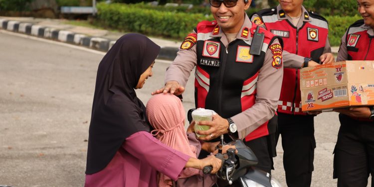 Bagikan Takjil, Kasat Samapta Iptu Alfajri: “Wujud Kepedulian Polres Siak Kepada Masyarakat”