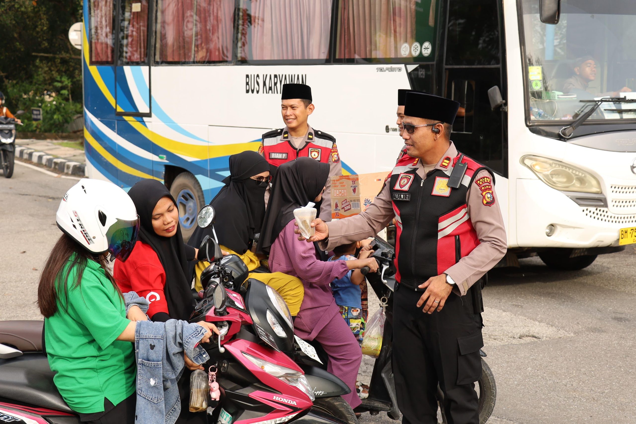 Bagikan Takjil, Kasat Samapta Iptu Alfajri: "Wujud Kepedulian Polres Siak Kepada Masyarakat"