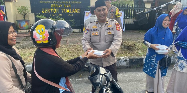 Polsek Tualang Bersama BKMT Kecamatan Tualang Bagikan Takjil Gratis Ke Warga