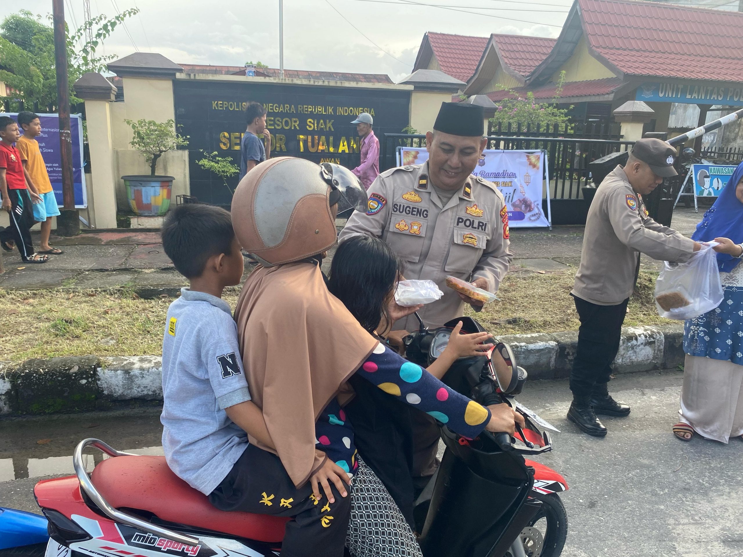 Polsek Tualang Bersama BKMT Kecamatan Tualang Bagikan Takjil Gratis Ke Warga