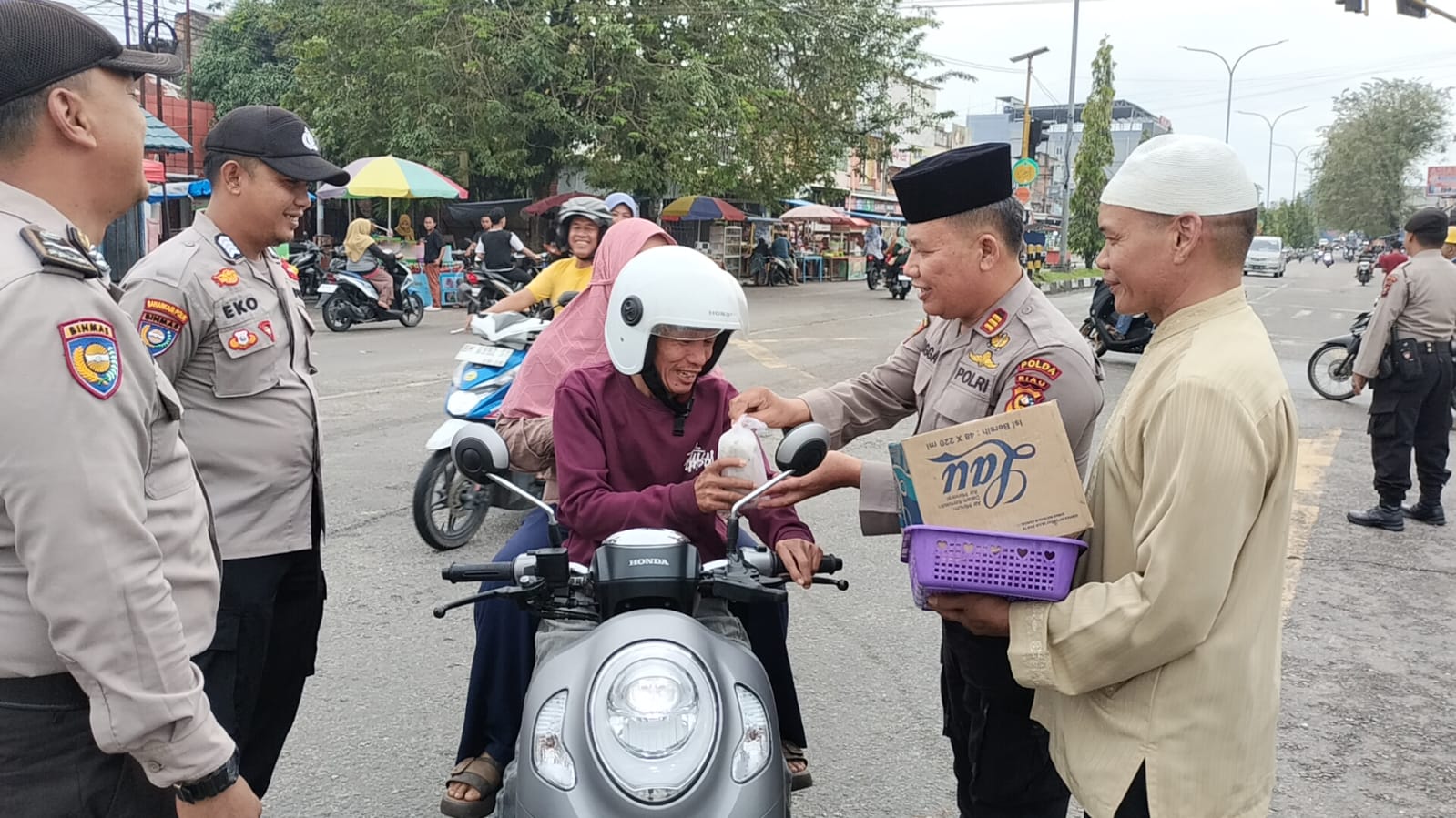 Polres Siak Gelar Kegiatan Berbagi Takjil Dalam Rangka Ops Tertib Ramadan Lancang Kuning 2025