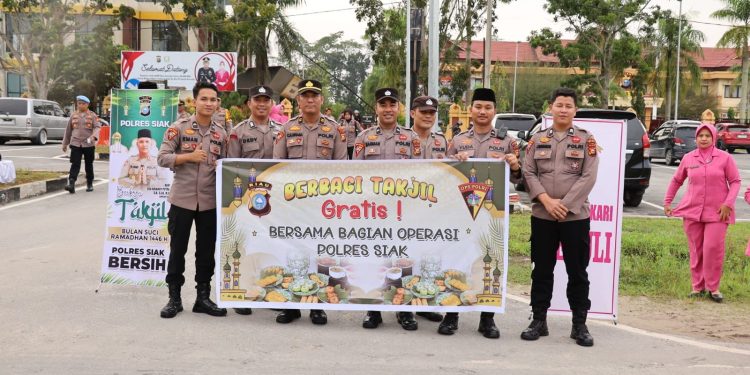 Polres Siak Gelar Kegiatan Berbagi Takjil Dalam Rangka Ops Tertib Ramadan Lancang Kuning 2025