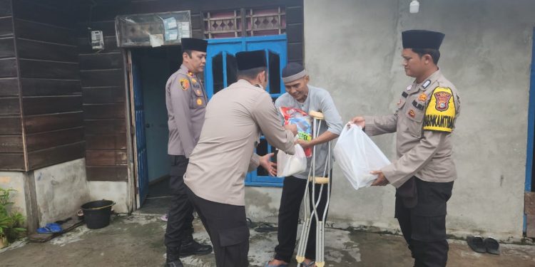 Polsek Siak Serahkan Bantuan Sosial Kepada Warga Kurang Mampu, Dalam Rangka Ops Tertib Ramadhan Lancang Kuning 2025