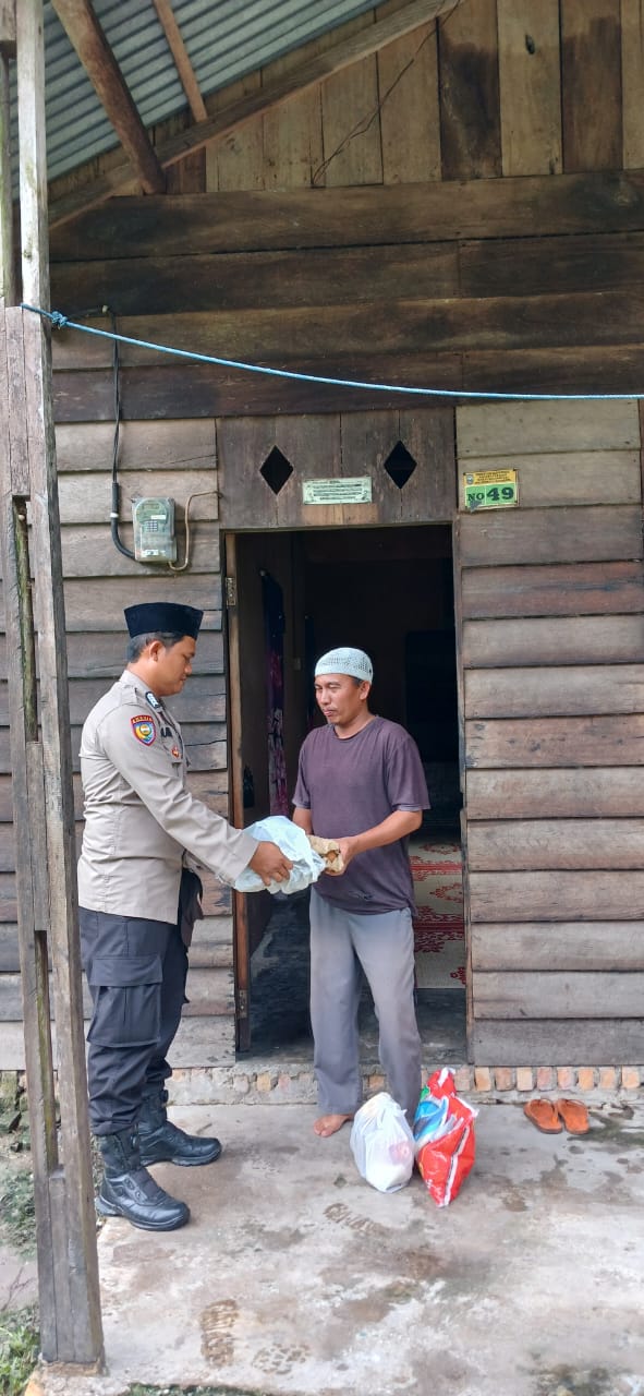 Polsek Siak Serahkan Bantuan Sosial Kepada Warga Kurang Mampu, Dalam Rangka Ops Tertib Ramadhan Lancang Kuning 2025