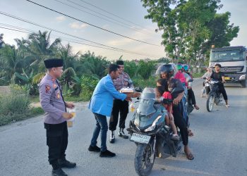 Polsek Koto Gasib Bersama Mahasiswa Gelar Kegiatan Berbagi Takjil Untuk Masyarakat Dalam Rangka Ops Tertib Ramadhan Lancang Kuning 2025