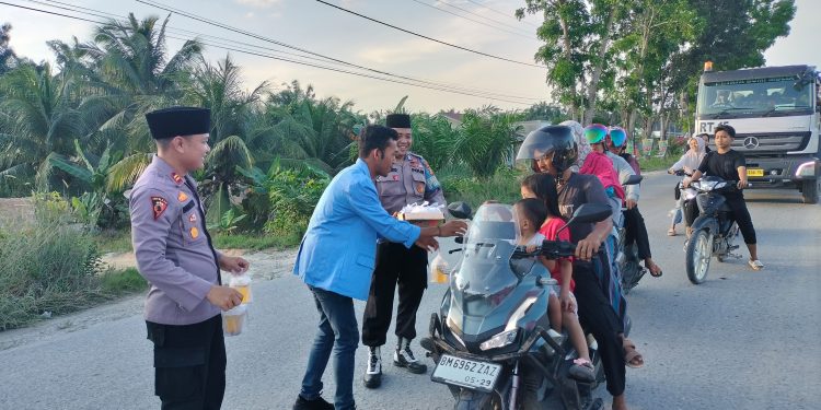 Polsek Koto Gasib Bersama Mahasiswa Gelar Kegiatan Berbagi Takjil Untuk Masyarakat Dalam Rangka Ops Tertib Ramadhan Lancang Kuning 2025