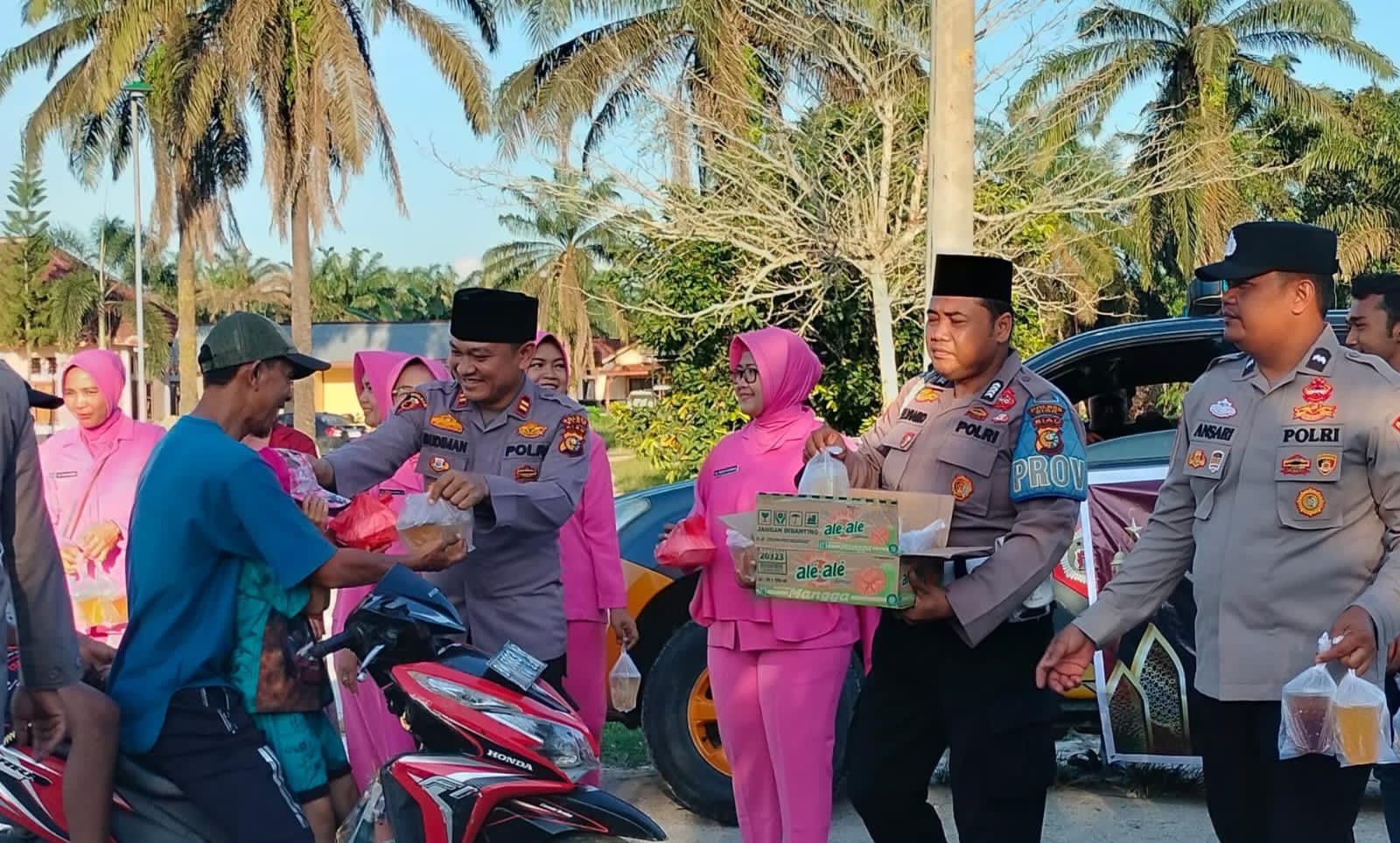 Polsek Koto Gasib Bersama Mahasiswa Gelar Kegiatan Berbagi Takjil Untuk Masyarakat Dalam Rangka Ops Tertib Ramadhan Lancang Kuning 2025