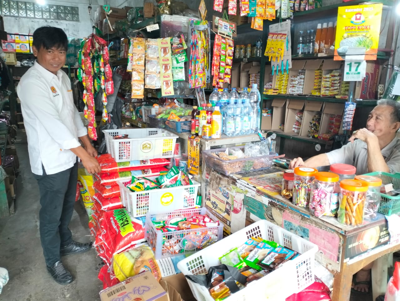 Unit Intelkam Polsek Tualang Monitor Harga Sembako Di Pasar Tuah Serumpun