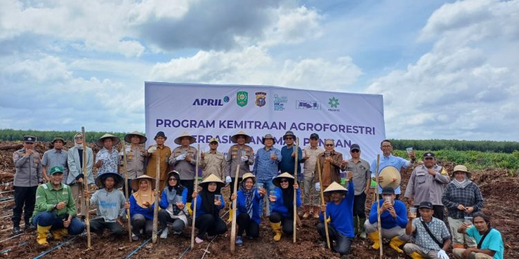 Bersama PT Nusa Prima Manunggal (April Grup), Polres Siak Gelar Kegiatan Penanaman Jagung Di Lahan Seluas 3 Hektar