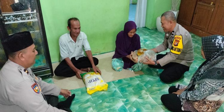 Jumat Berkah Ramadhan, Polsek Tualang Berikan Bantuan Sembako Kepada Warga