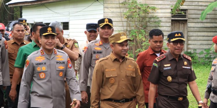 Kapolres Siak Sambut Gubernur Riau Dan Forkopimda Tinjau PSU Pilkada 2024 Di Kabupaten Siak