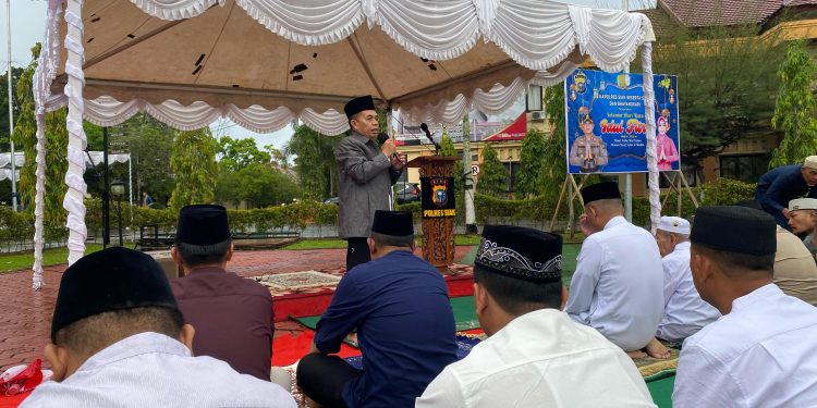 Pelaksanaan Sholat Ied Di Halaman Apel Polres Siak Berjalan Khidmat, Dilanjutkan Halal Bihalal Bersama Kapolres
