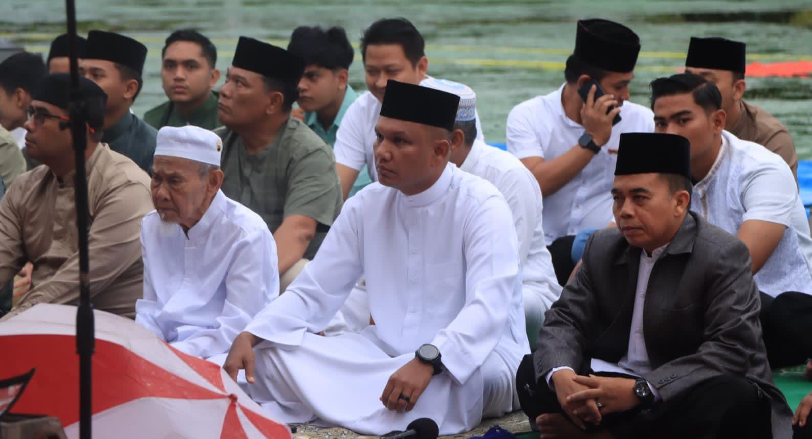 Pelaksanaan Sholat Ied Di Halaman Apel Polres Siak Berjalan Khidmat, Dilanjutkan Halal Bihalal Bersama Kapolres