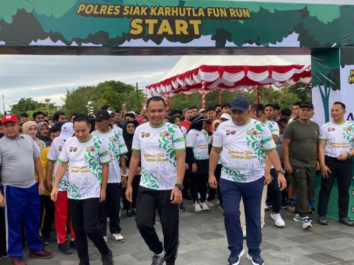 *Semarak Karhutla Fun Run Polres Siak 2025, Ribuan Warga Berlari Bersama “Melindungi Tuah, Menjaga Marwah” di Depan Istana Siak*

Siak, 13 April 2025 — Suasana pagi yang sejuk di jantung Kota Siak Sri Indrapura berubah semarak dengan kehadiran ribuan peserta yang memadati kawasan depan Istana Siak, Minggu (13/4), dalam rangka mengikuti Karhutla Fun Run Polres Siak Tahun 2025. Mengusung tagline “Melindungi Tuah, Menjaga Marwah”, kegiatan ini menjadi momentum penting dalam upaya kampanye pencegahan kebakaran hutan dan lahan (Karhutla) menjelang musim kemarau.

Sekitar 1.500 peserta dari berbagai kalangan masyarakat Kabupaten Siak, termasuk unsur Forkopimda, tokoh masyarakat, pelajar, serta ASN tumpah ruah di lokasi acara. Sejumlah pejabat penting turut ambil bagian, seperti Bupati Siak Drs. H. Alfedri, M.Si, Kapolres Siak AKBP Eka Ariandy Putra, S.H., S.I.K., M.Si., Ketua DPRD Siak Indra Gunawan, SE, serta unsur pimpinan TNI, Kejaksaan, Pengadilan, Baznas, LAMR, dan pimpinan instansi lainnya.

Dalam sambutannya, Kapolres Siak menyampaikan bahwa kegiatan ini merupakan bagian dari gerakan serentak yang diinisiasi oleh Kapolda Riau dan dilaksanakan serempak di seluruh kabupaten/kota di Provinsi Riau. “Karhutla Fun Run ini bukan hanya olahraga, tetapi juga bentuk kampanye kolaboratif dalam menjaga lingkungan dan mencegah terjadinya Karhutla. Kabupaten Siak harus bersih dari asap untuk masa depan yang lebih hijau,” tegasnya.

Bupati Siak, dalam sambutannya, turut mengapresiasi inisiatif ini dan mengajak seluruh lapisan masyarakat untuk lebih peduli terhadap kelestarian hutan. “Pohon harus kita jaga, hutan harus kita lindungi. Kegiatan ini diharapkan memberikan efek kejut dan kesadaran kolektif agar masyarakat tidak lagi membuka lahan dengan cara dibakar,” ujarnya.

Acara dimulai pukul 06.00 WIB dengan sambutan hangat untuk para peserta, dilanjutkan dengan pemanasan, pembukaan resmi, dan menyanyikan lagu Indonesia Raya. Start lari 5K dimulai dari depan Istana Siak, menyusuri rute yang meliputi Jl. Sultan Ismail, Jl. Datuk Tanah Datar, Jl. Sultan Syarif Hasyim, dan kembali ke garis finish di Jl. Sultan Syarif Qasim.

Selain lomba lari, kegiatan ini juga diwarnai dengan pembagian bibit pohon sebagai simbol komitmen menjaga alam, sesi foto bersama Forkopimda, dan pembagian doorprize yang menambah semangat peserta.

Pengamanan dilakukan secara maksimal oleh 64 personel gabungan Polres Siak dan Polsek jajaran, dibantu oleh TNI, Dishub, Satpol PP, dan petugas kesehatan dari Puskesmas Siak, memastikan kegiatan berlangsung dengan aman, lancar, dan kondusif hingga pukul 09.00 WIB.

Kegiatan Karhutla Fun Run 2025 ini menjadi bukti nyata sinergi antara aparat, pemerintah daerah, dan masyarakat dalam menjaga lingkungan dan warisan bumi Lancang Kuning. Melindungi Tuah, Menjaga Marwah bukan hanya slogan, tapi wujud tanggung jawab bersama.