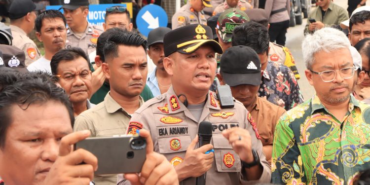 Polres Siak Berhasil Amankan Aksi Unjuk Rasa Masyarakat dan Buruh Subkon PT. PHR Minas Secara Humanis Dan Kondusif