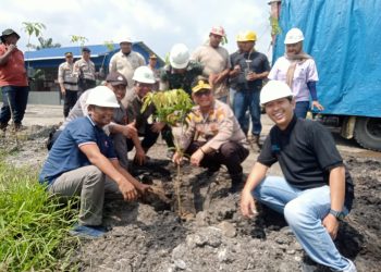 Memperingati Hari Buruh Sedunia, Polsek Kandis Dan Dua Perusahaan Gelar Aksi Penanaman Pohon
