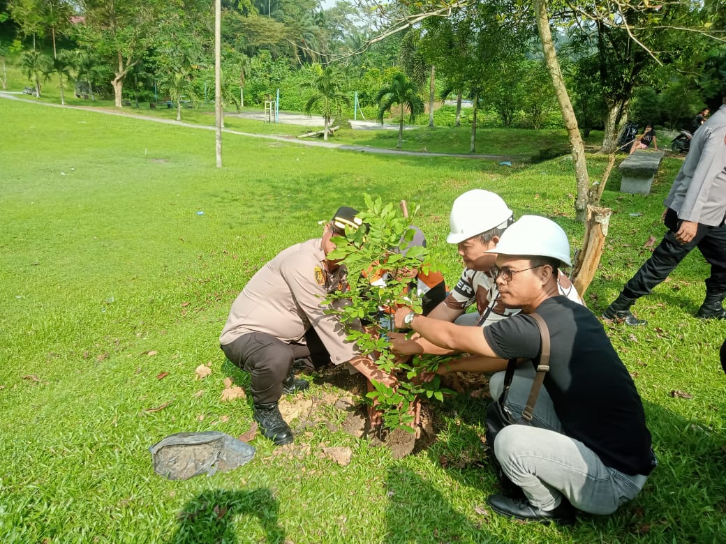 Memperingati Hari Buruh Sedunia, Polsek Kandis Dan Dua Perusahaan Gelar Aksi Penanaman Pohon