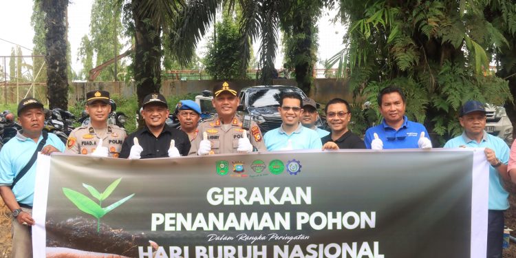 Kapolres Siak Hadiri Peringatan Hari Buruh dan Penanaman Pohon Di PT KTU Astra Koto Gasib