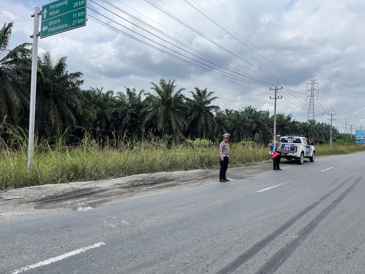 Unit Lantas Polsek Tualang Intensifkan Patroli Di Jalan Rusak Untuk Jaga Keselamatan Warga