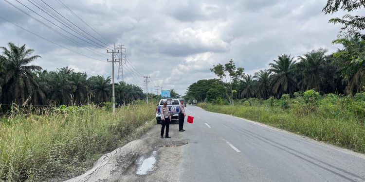 Unit Lantas Polsek Tualang Intensifkan Patroli Di Jalan Rusak Untuk Jaga Keselamatan Warga