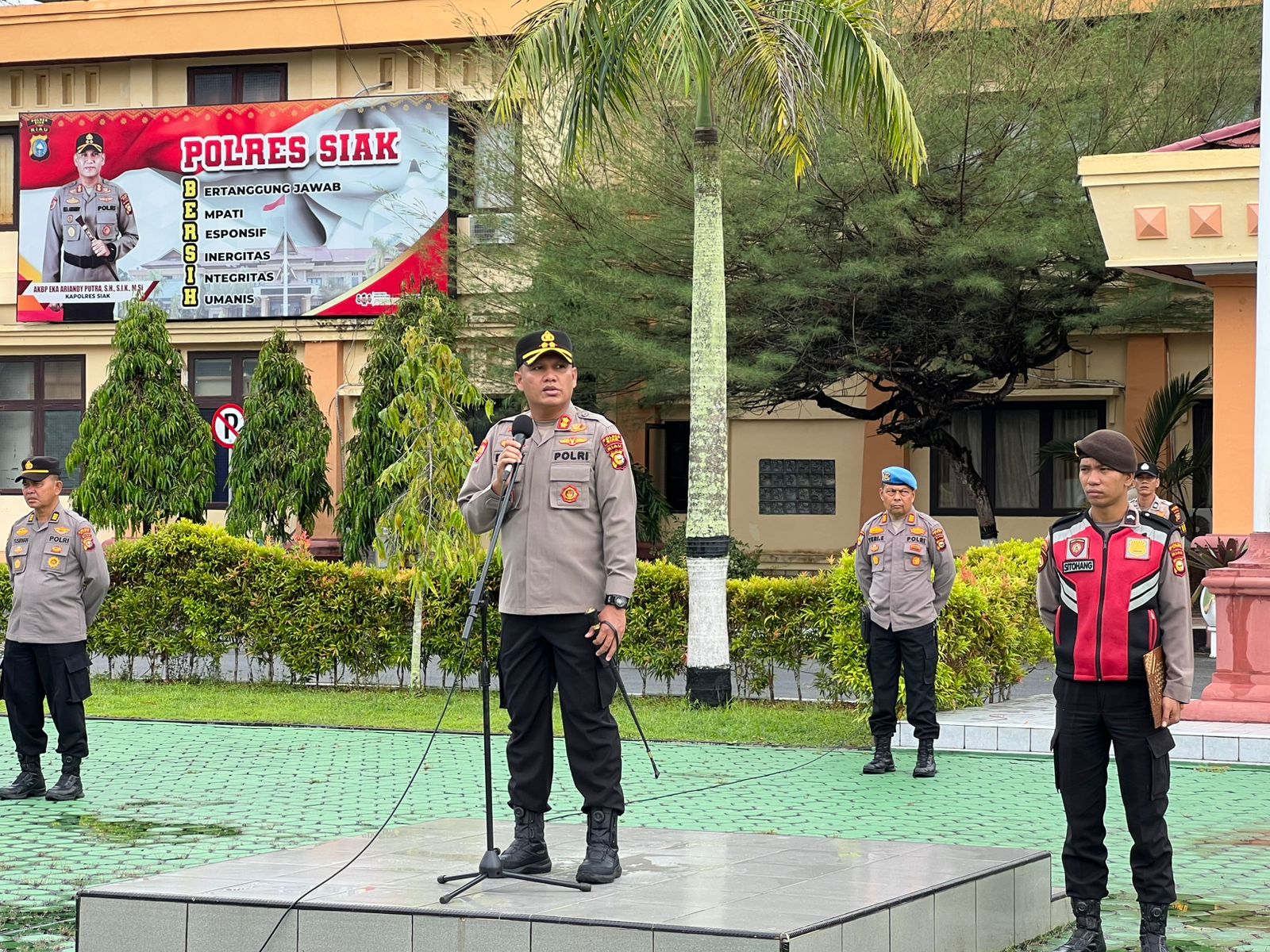 Kapolres Siak Pimpin Apel Pagi, Tegaskan Komitmen Disiplin Dan Kinerja Personel