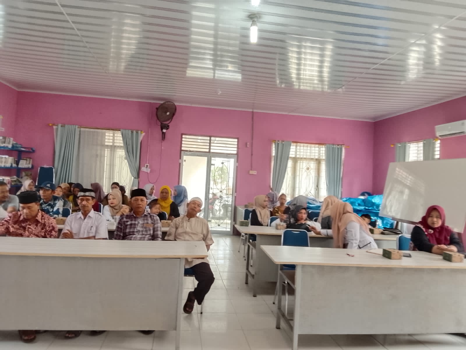 Wujud Kepedulian Polri, Bhabinkamtibmas Ikut Serta Dalam Rembuk Stunting Di Maredan Barat