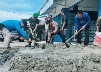 Gotong Royong Perbaikan Jalan Sultan Syarif Kasim Warnai Peringatan Hardiknas 2025 Di Kandis
