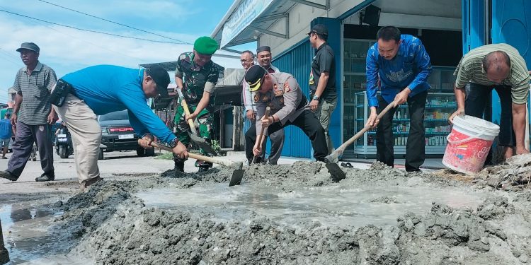 Gotong Royong Perbaikan Jalan Sultan Syarif Kasim Warnai Peringatan Hardiknas 2025 Di Kandis