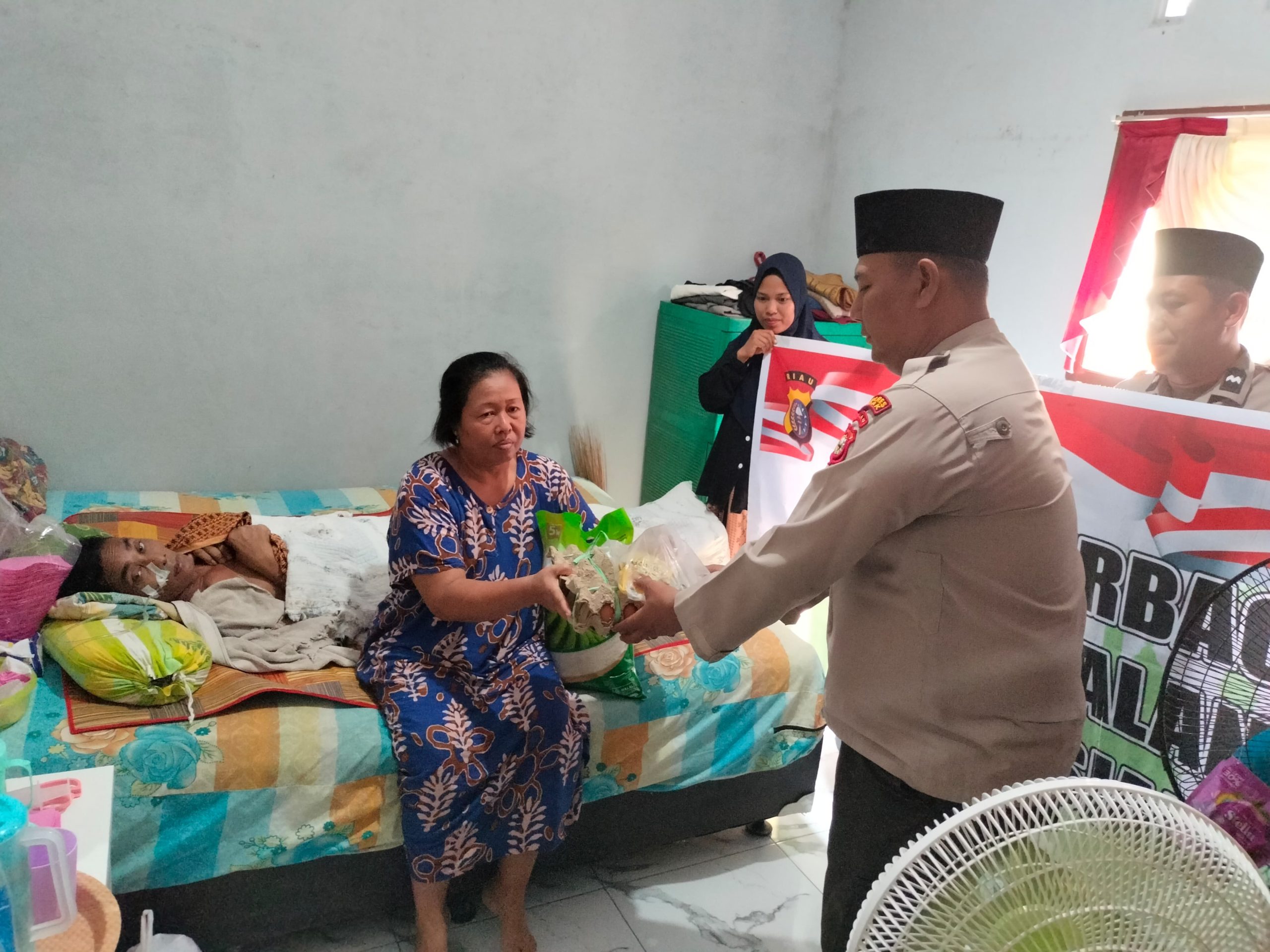 Tersentuh Kondisi Warga, Polsek Tualang Salurkan Bantuan Di Program Jumat Berbagi