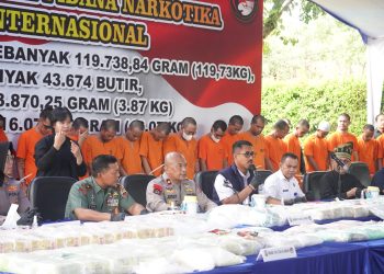 Wakapolda Riau Pimpin Pemusnahan Barang Bukti Narkoba Di Lapangan Mapolda Riau