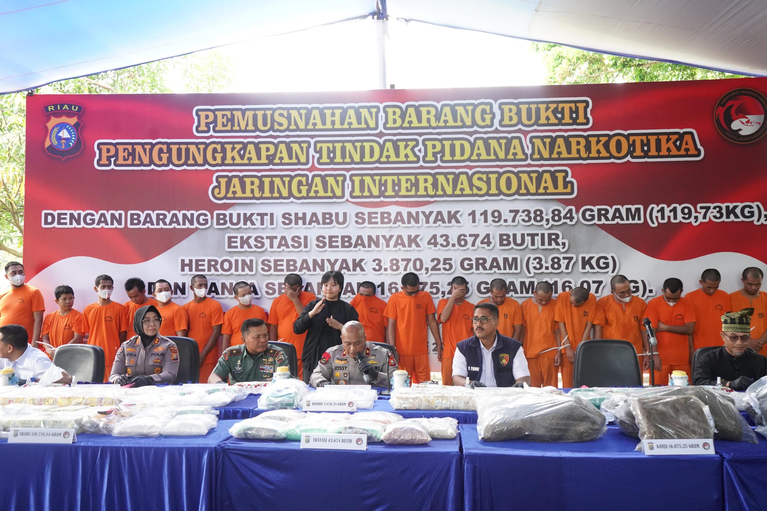 Wakapolda Riau Pimpin Pemusnahan Barang Bukti Narkoba Di Lapangan Mapolda Riau