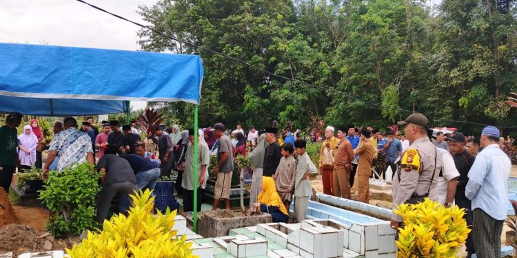Bhabinkamtibmas Polsek Tualang Hadiri Pemakaman Warga, Wujud Kepedulian Dan Kedekatan Polri Dengan Masyarakat