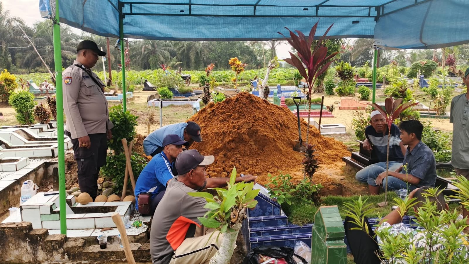 Bhabinkamtibmas Polsek Tualang Hadiri Pemakaman Warga, Wujud Kepedulian Dan Kedekatan Polri Dengan Masyarakat