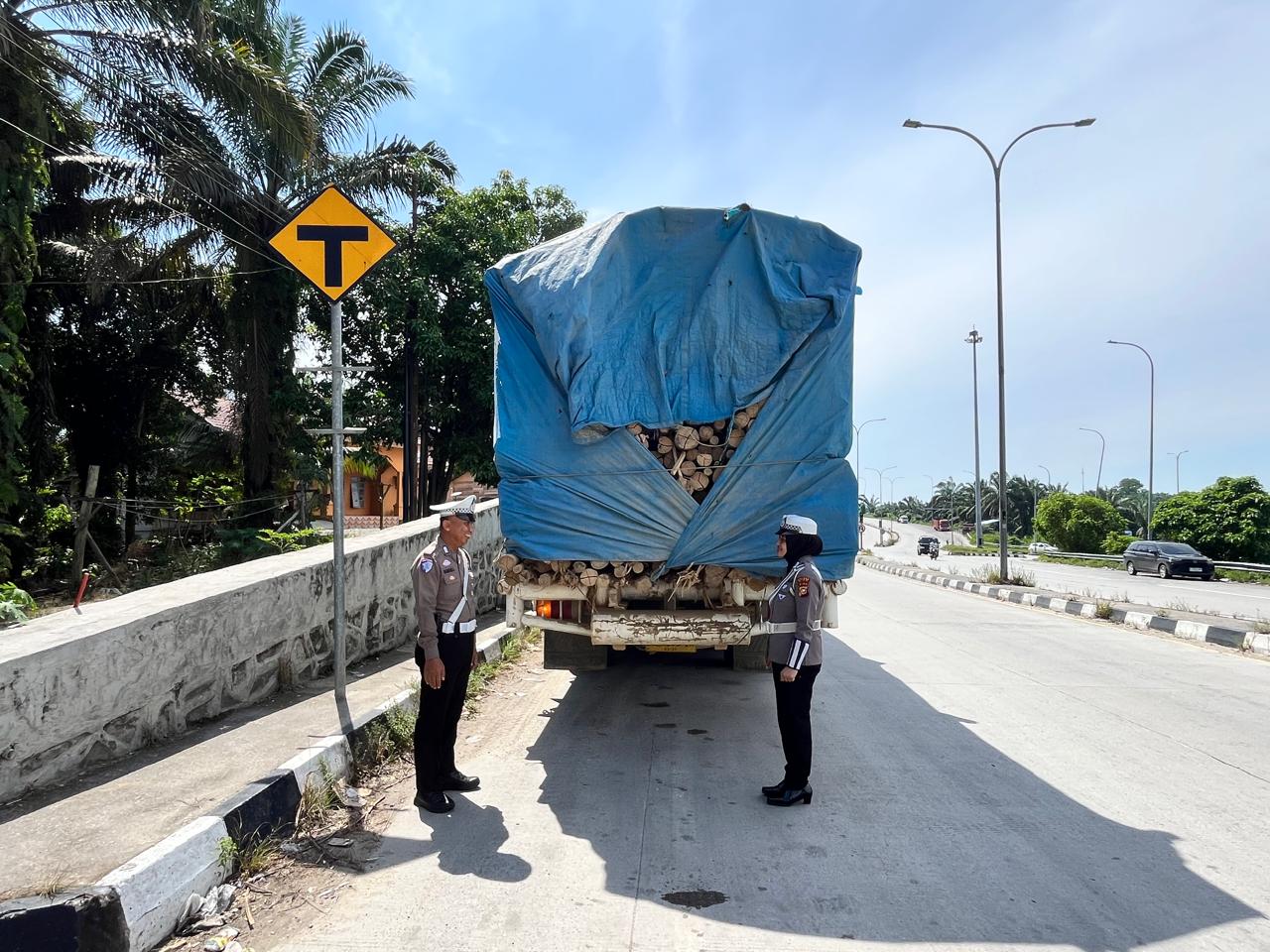 Unit Lantas Polsek Kandis Gelar Sosialisasi Bahaya ODOL Di Jalan Raya Pekanbaru-Duri
