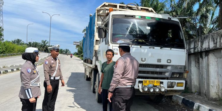 Unit Lantas Polsek Kandis Gelar Sosialisasi Bahaya ODOL Di Jalan Raya Pekanbaru-Duri